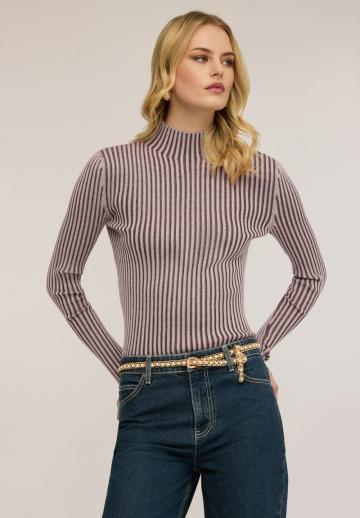 Пуловер в полоску