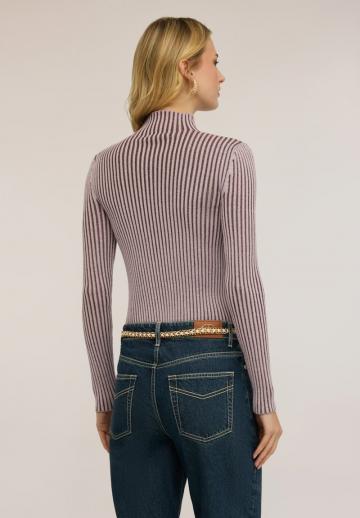 Пуловер в полоску