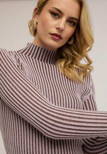 Пуловер в полоску