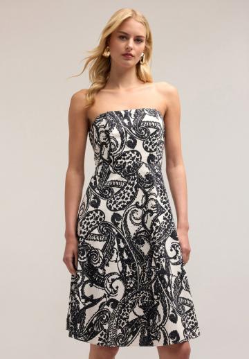 Платье без бретелек