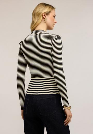 Пуловер в полоску