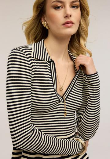 Пуловер в полоску