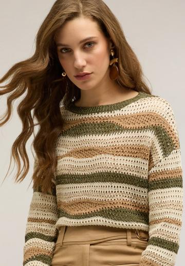 Пуловер в полоску