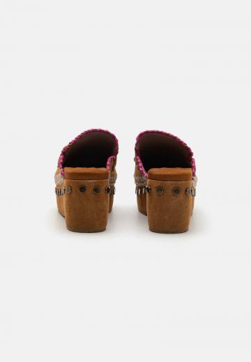 Босоножки на каблуке