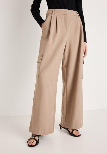 Брюки с накладными карманами