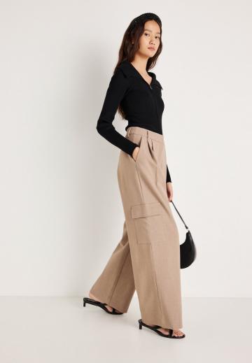 Брюки с накладными карманами