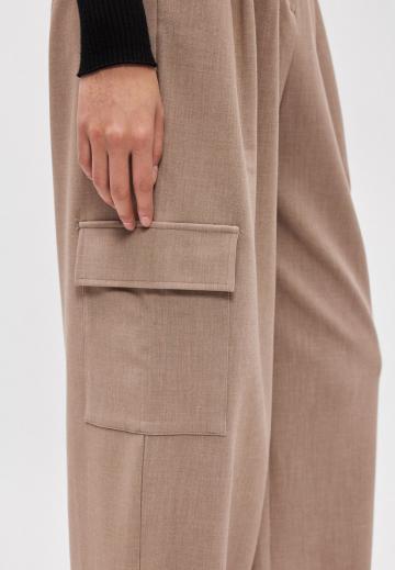 Брюки с накладными карманами