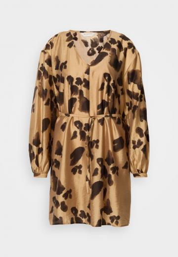 Короткое платье