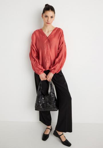 Атласная блузка