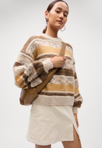 Пуловер в полоску