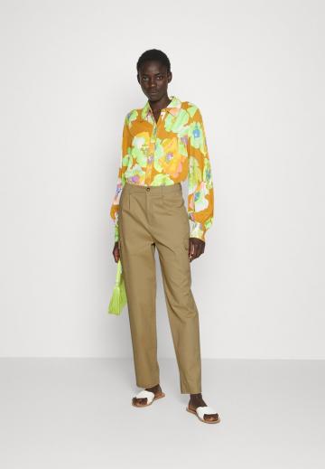 Брюки с накладными карманами