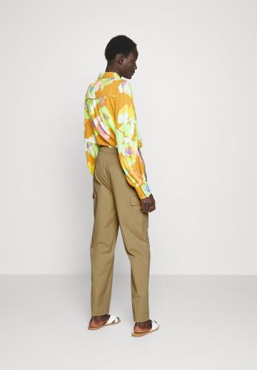 Брюки с накладными карманами