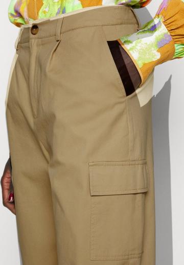 Брюки с накладными карманами