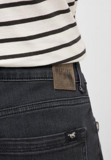 Узкие джинсы