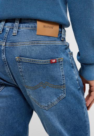 Прямые джинсы