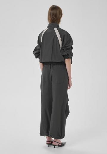 Брюки с накладными карманами