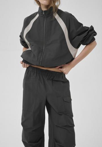 Брюки с накладными карманами