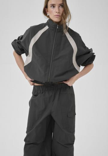 Брюки с накладными карманами