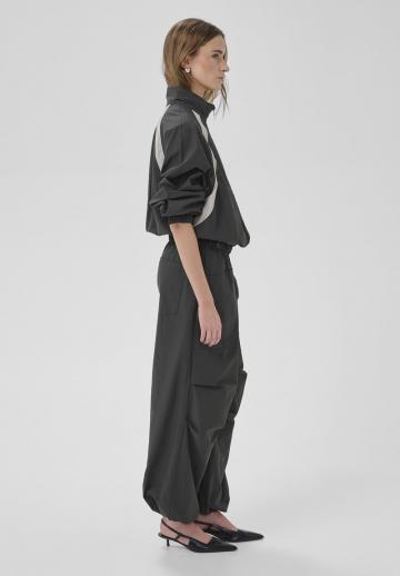 Брюки с накладными карманами