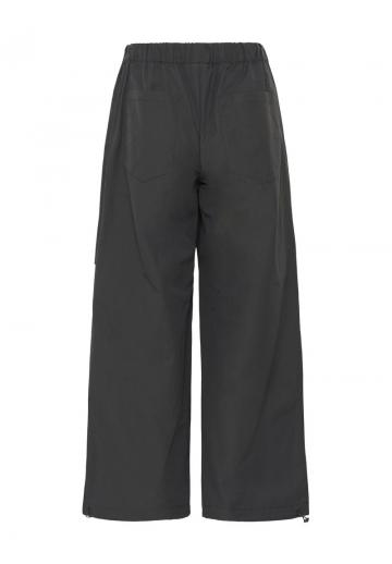 Брюки с накладными карманами