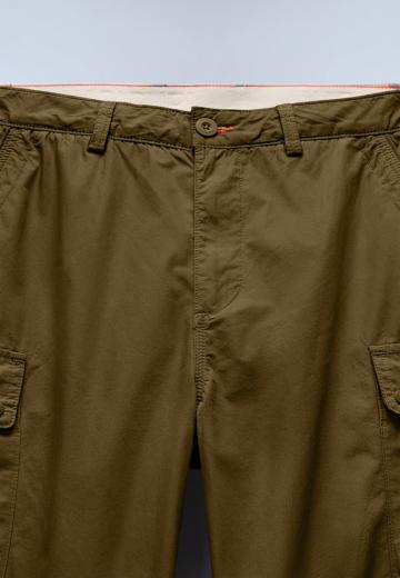 Брюки с накладными карманами