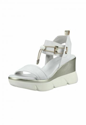 Босоножки на танкетке