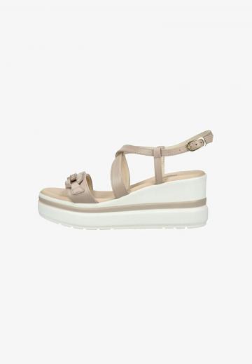 Босоножки на танкетке