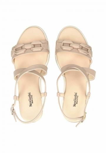 Босоножки на танкетке