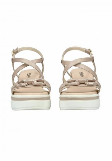 Босоножки на танкетке