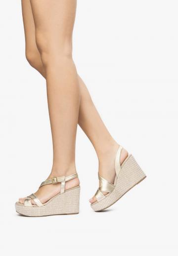 Босоножки на танкетке