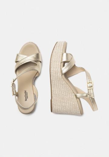 Босоножки на танкетке