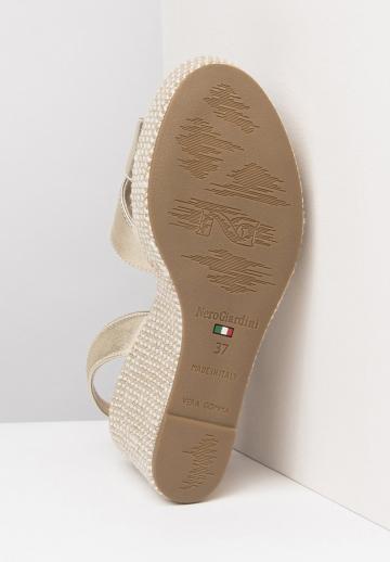 Босоножки на танкетке