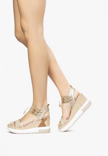 Босоножки на танкетке