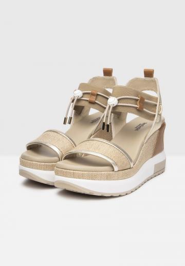 Босоножки на танкетке