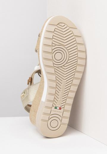 Босоножки на танкетке