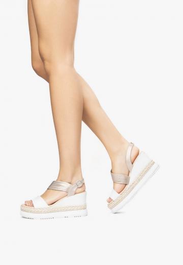 Босоножки на танкетке