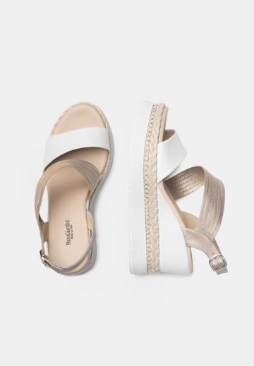 Босоножки на танкетке