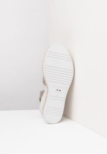 Босоножки на танкетке