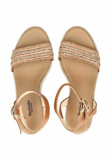 Босоножки на танкетке