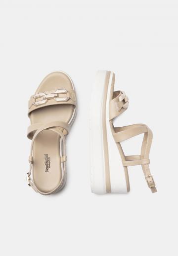 Босоножки на танкетке