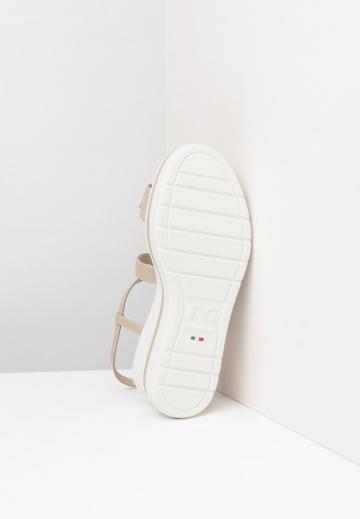 Босоножки на танкетке