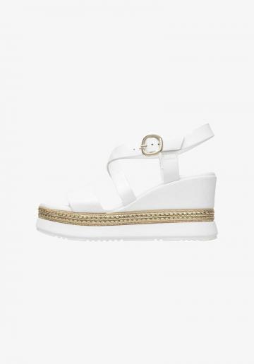 Босоножки на танкетке