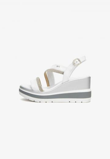 Босоножки на танкетке