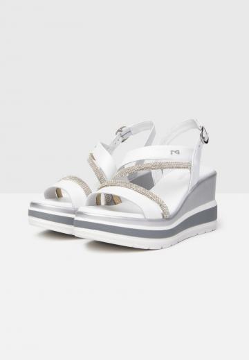 Босоножки на танкетке