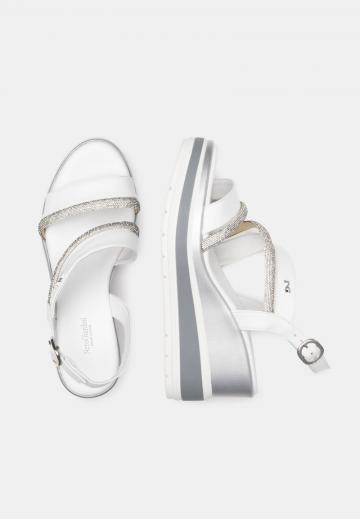 Босоножки на танкетке