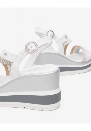 Босоножки на танкетке