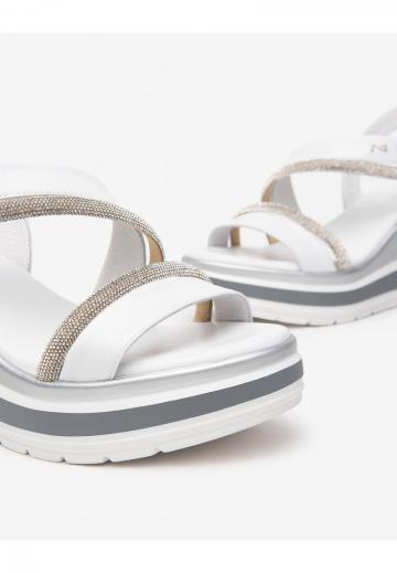 Босоножки на танкетке