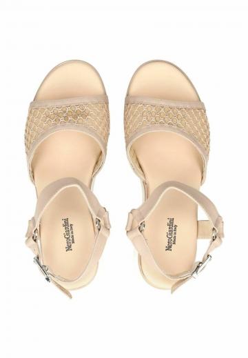 Босоножки на танкетке