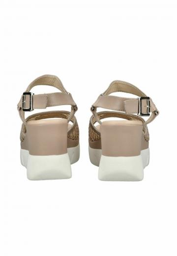 Босоножки на танкетке