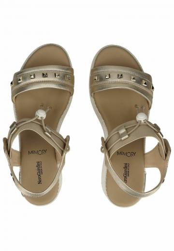 Босоножки на танкетке